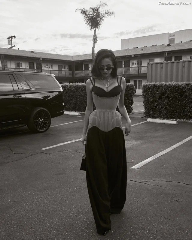 Shay Mitchell photo 4 of 560