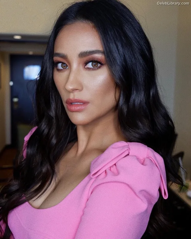 Shay Mitchell photo 15 of 560