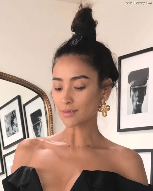 Shay Mitchell photo 16 of 560