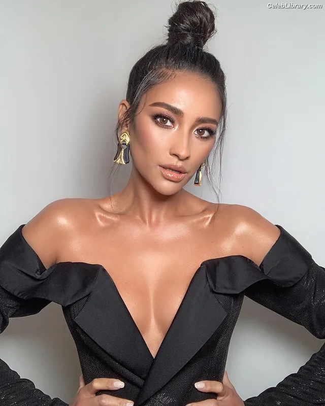 Shay Mitchell photo 20 of 560