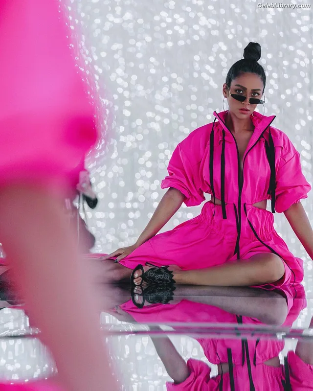 Shay Mitchell photo 1 of 560