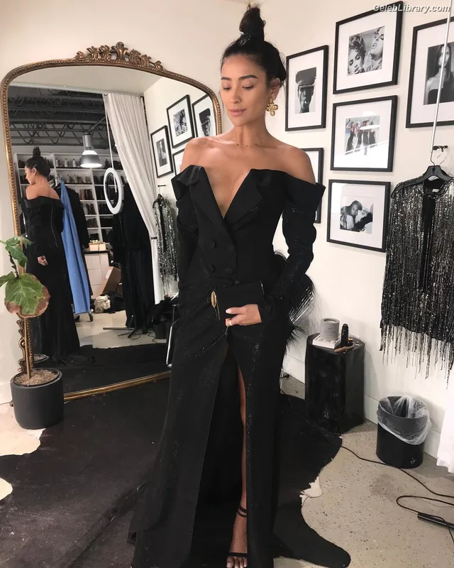 Shay Mitchell photo 6 of 560