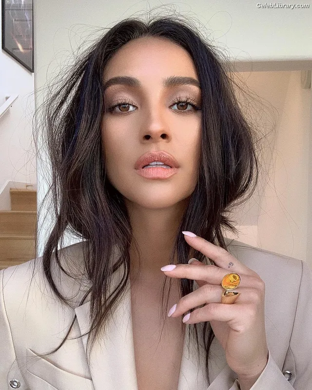 Shay Mitchell photo 9 of 560