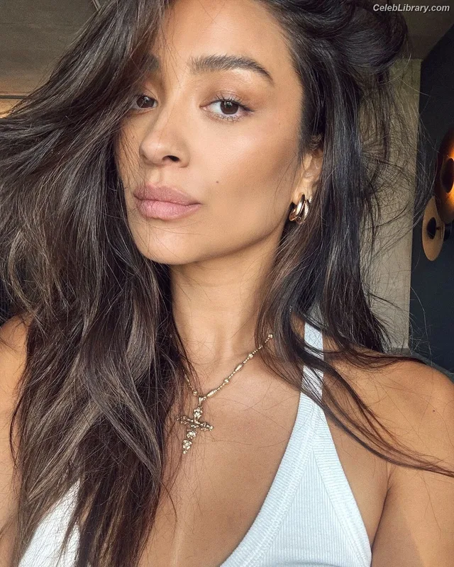 Shay Mitchell photo 13 of 560
