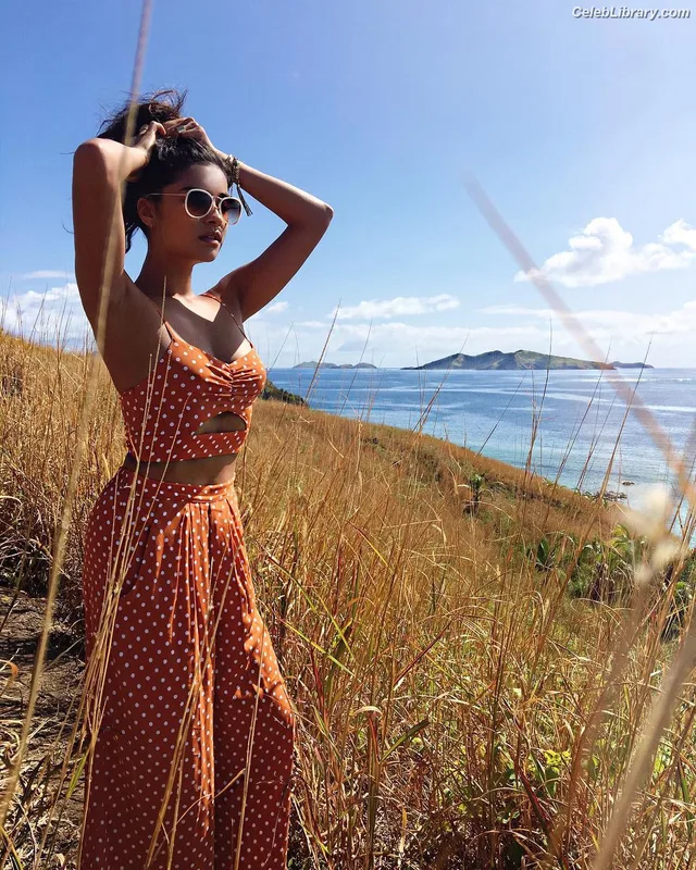 Shay Mitchell photo 5 of 560