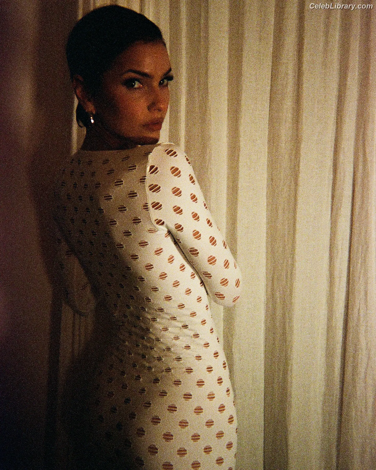 Shelley Hennig photo 6 of 183