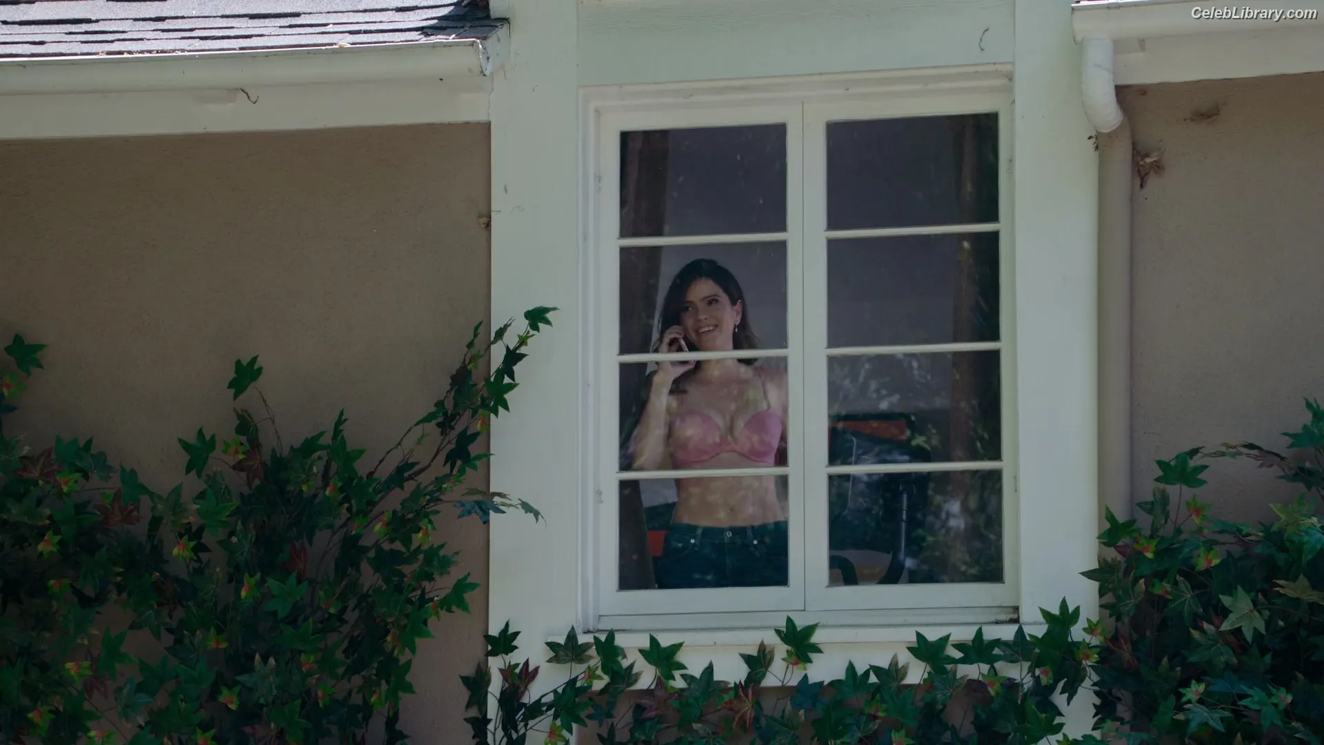 Shelley Hennig photo 3 of 183