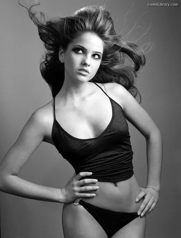 Shelley Hennig photo 16 of 182