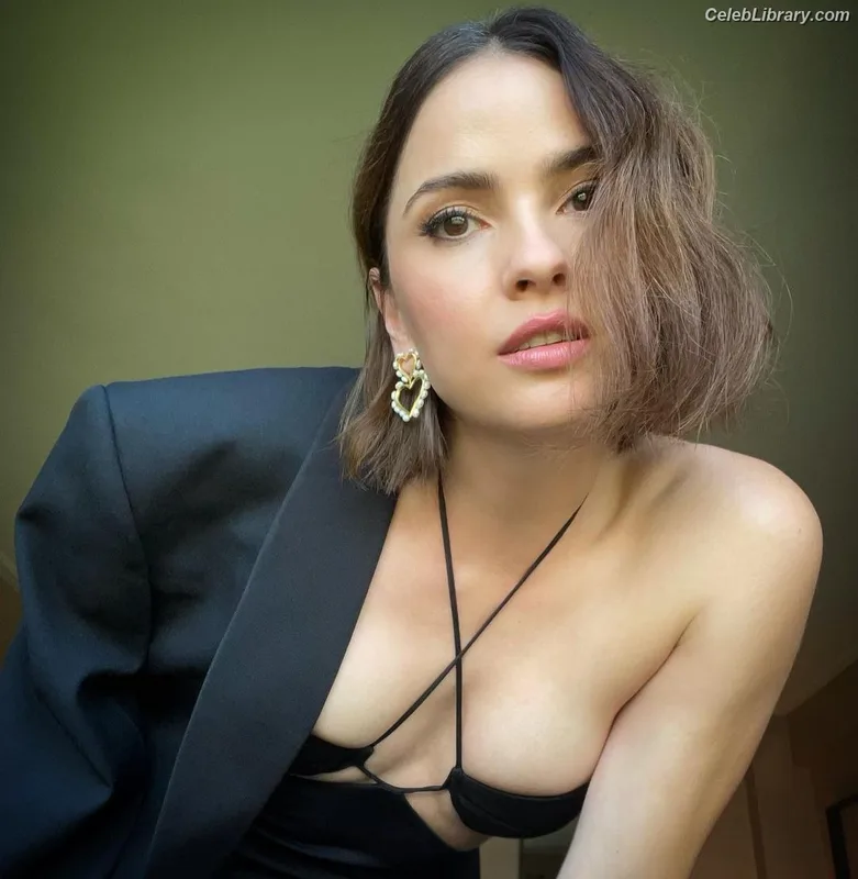 Shelley Hennig photo 3 of 182