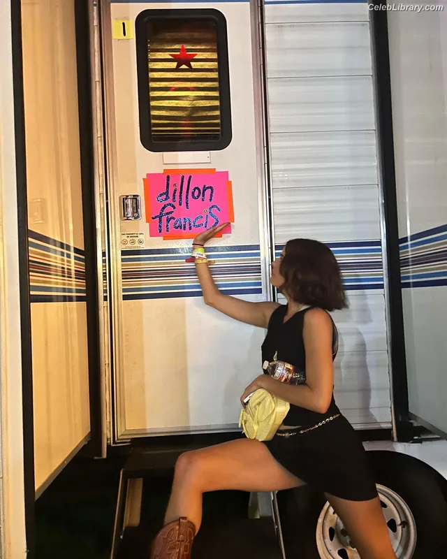 Shelley Hennig photo 13 of 182
