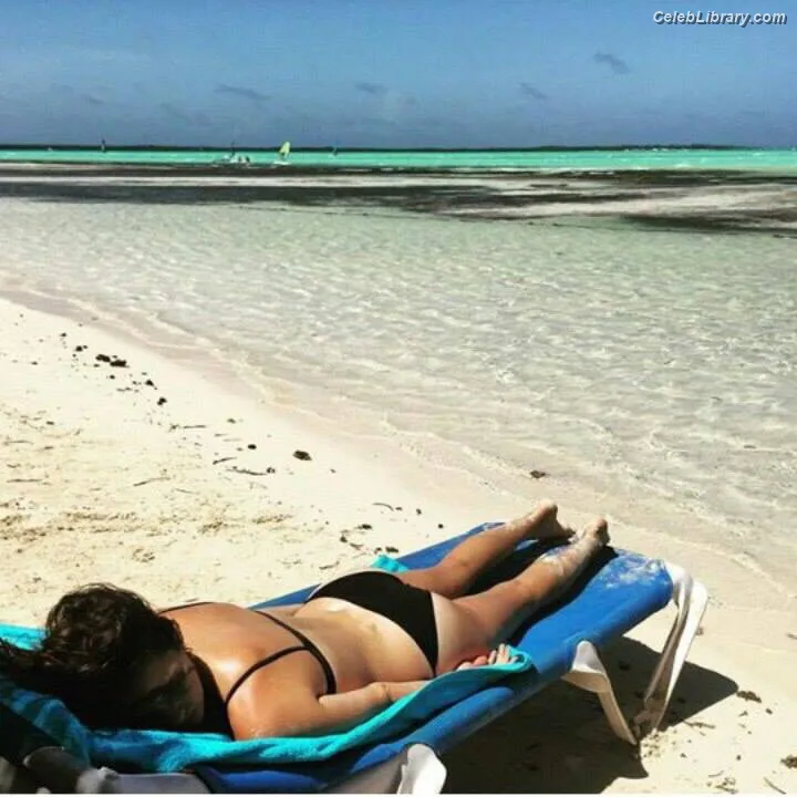 Shelley Hennig photo 16 of 182