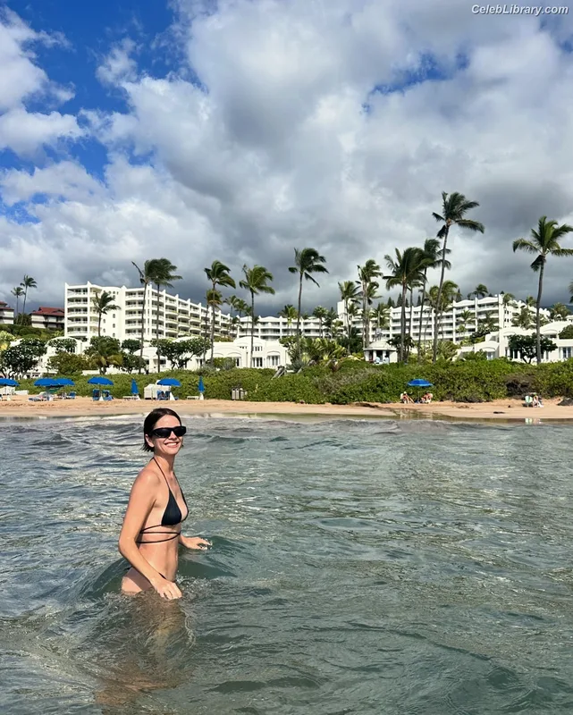 Shelley Hennig photo 1 of 182