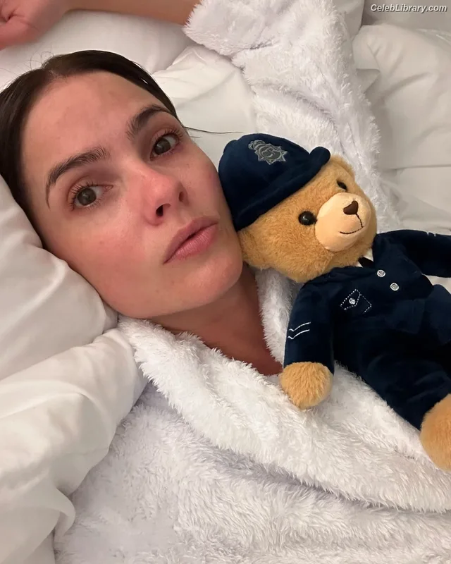 Shelley Hennig photo 2 of 182