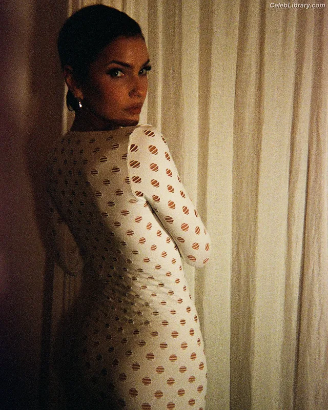Shelley Hennig photo 6 of 182