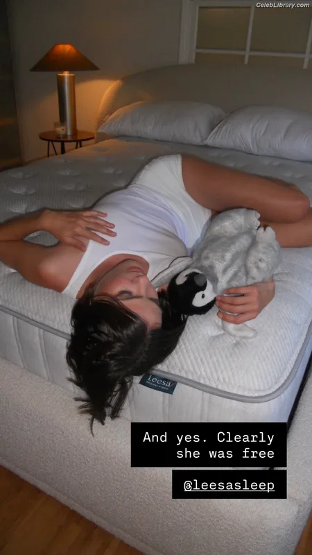 Shelley Hennig photo 17 of 182