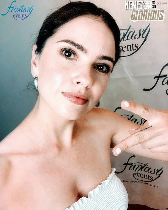 Shelley Hennig photo 2 of 182