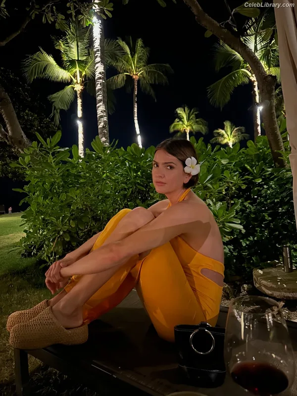 Shelley Hennig photo 4 of 182