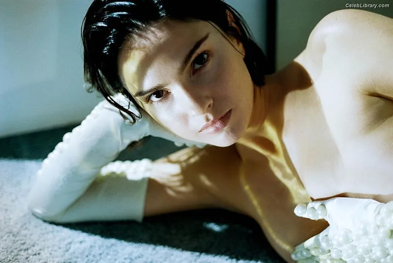 Shelley Hennig photo 12 of 182