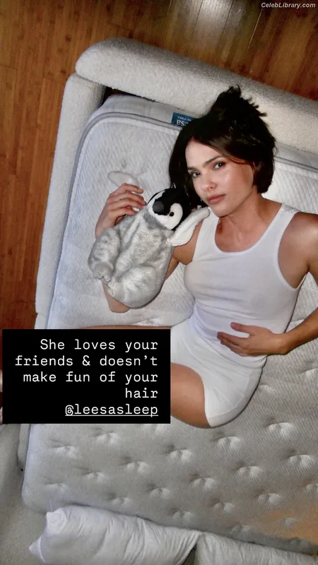 Shelley Hennig photo 2 of 182