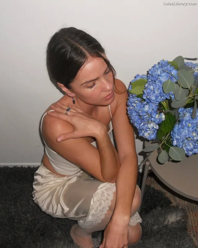 Shelley Hennig photo 16 of 182