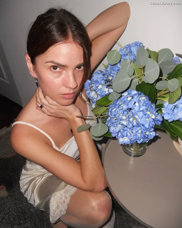 Shelley Hennig photo 17 of 182