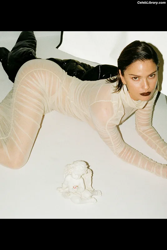 Shelley Hennig photo 11 of 182