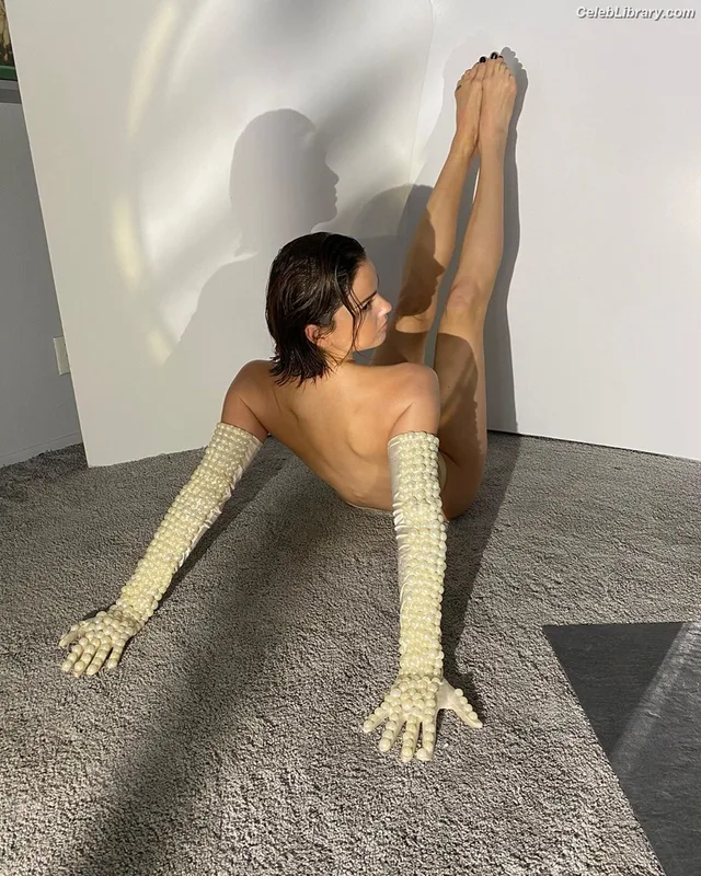 Shelley Hennig photo 17 of 182