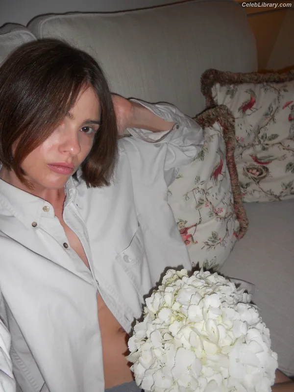 Shelley Hennig photo 6 of 182