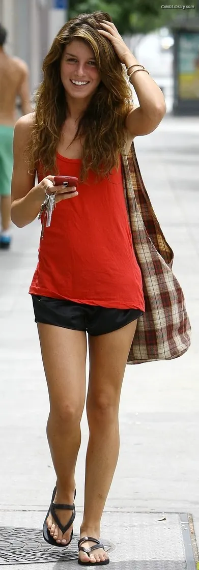 Shenae Grimes photo 3 of 6