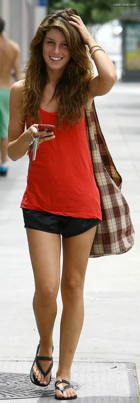 Shenae Grimes photo 3 of 7