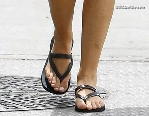 Shenae Grimes photo 4 of 7