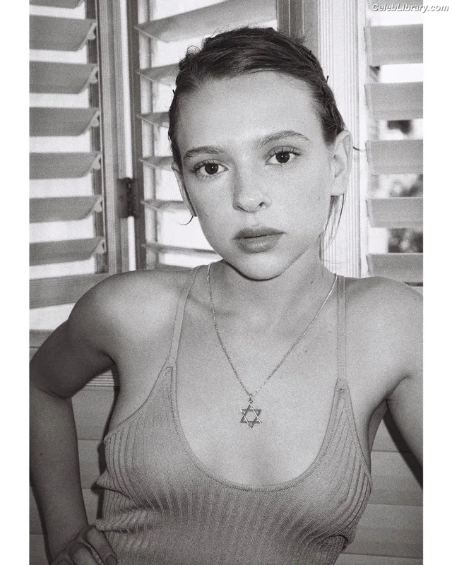 Shira Haas photo 12 of 47