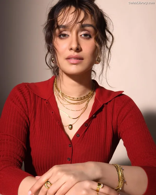 Shraddha Kapoor photo 1 of 54