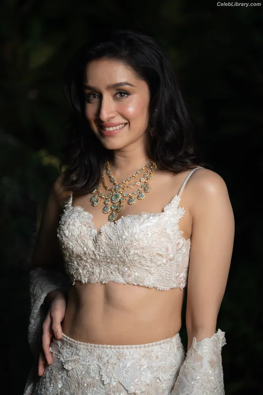Shraddha Kapoor photo 1 of 54