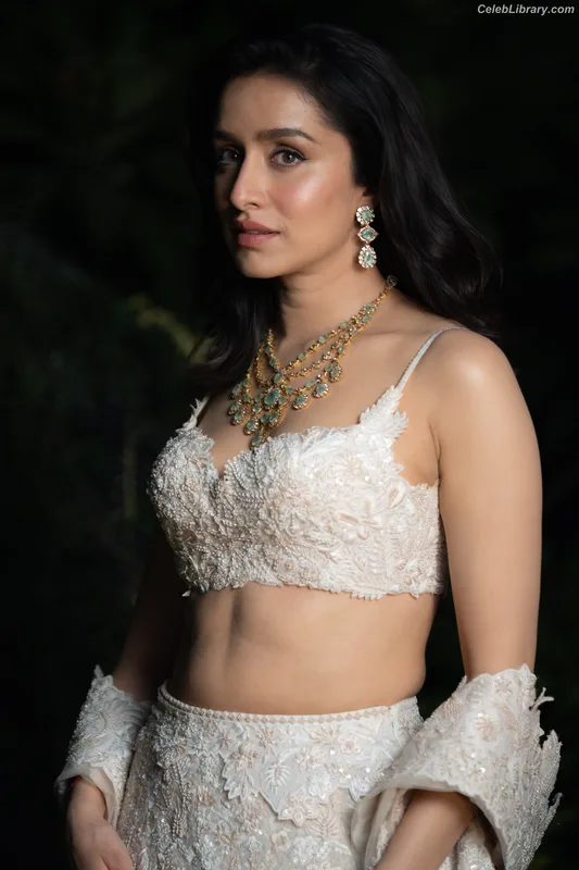 Shraddha Kapoor photo 18 of 54