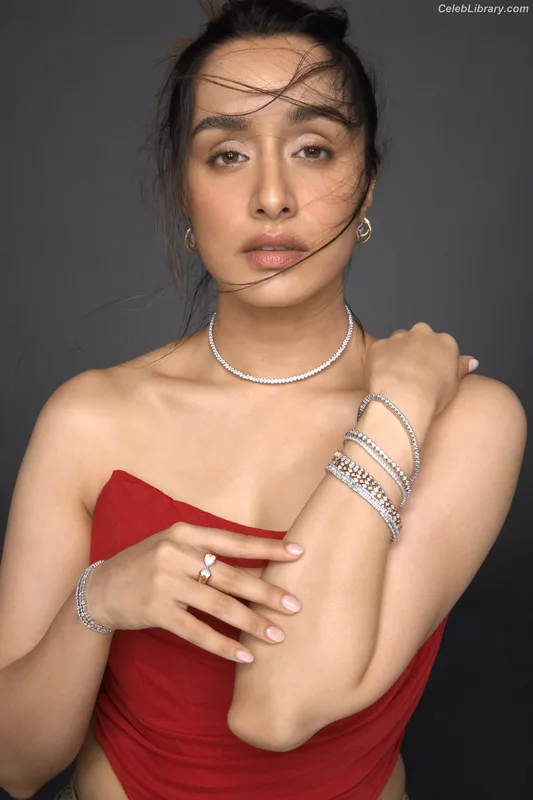 Shraddha Kapoor photo 1 of 54