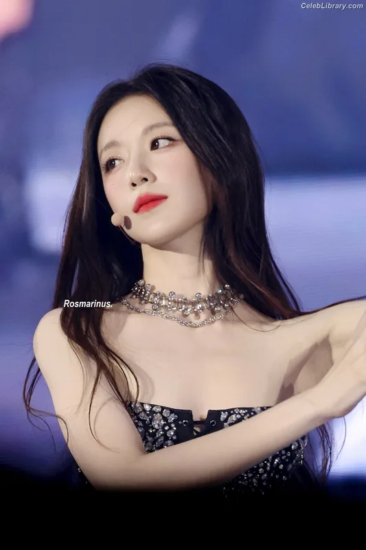 Shuhua (Yeh Shuhua) (G)-IDLE) [i-dle] photo 1 of 115
