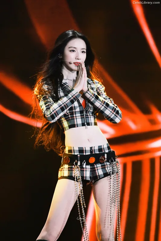 Shuhua (Yeh Shuhua) (G)-IDLE) [i-dle] photo 3 of 115