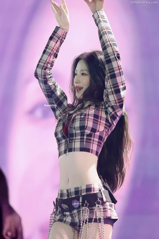 Shuhua (Yeh Shuhua) (G)-IDLE) [i-dle] photo 12 of 115