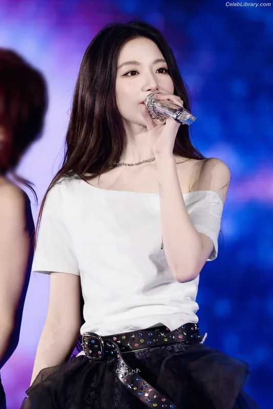 Shuhua (Yeh Shuhua) (G)-IDLE) [i-dle] photo 21 of 115