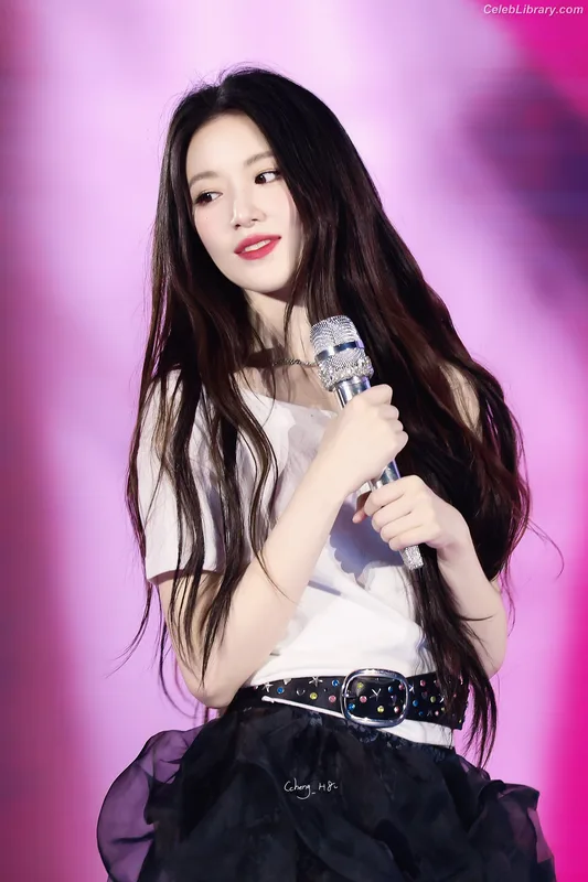 Shuhua (Yeh Shuhua) (G)-IDLE) [i-dle] photo 23 of 115