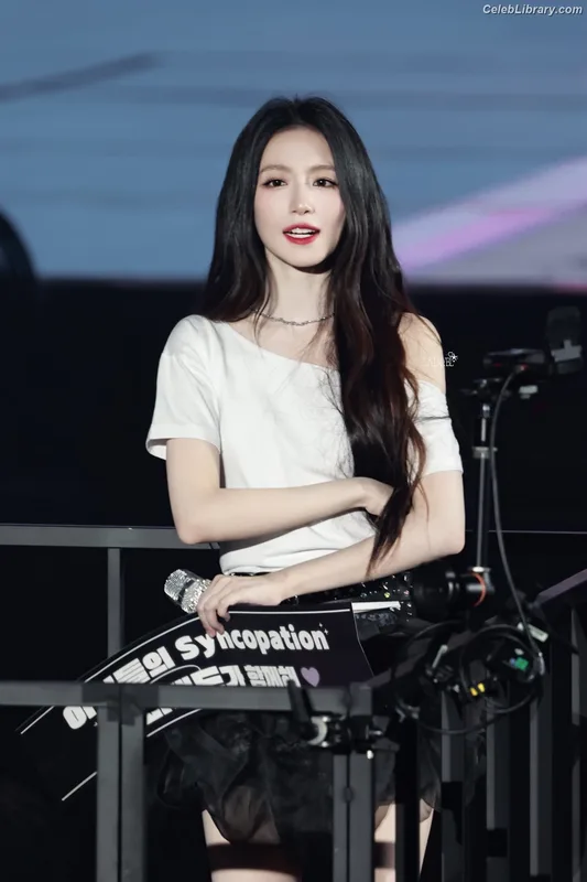 Shuhua (Yeh Shuhua) (G)-IDLE) [i-dle] photo 7 of 115
