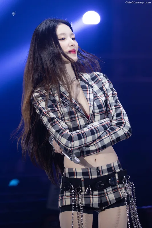 Shuhua (Yeh Shuhua) (G)-IDLE) [i-dle] photo 9 of 115