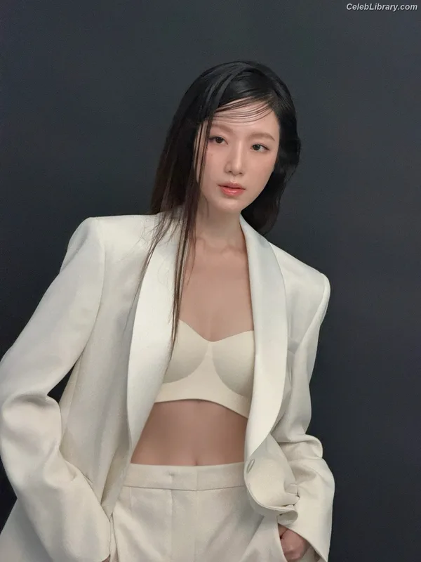 Shuhua (Yeh Shuhua) (G)-IDLE) [i-dle] photo 19 of 115