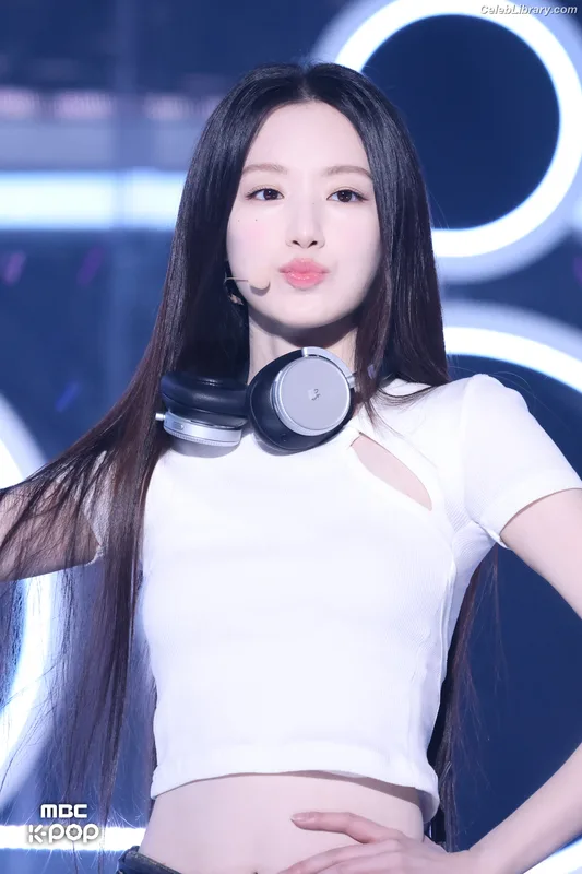 Shuhua (Yeh Shuhua) (G)-IDLE) [i-dle] photo 16 of 115