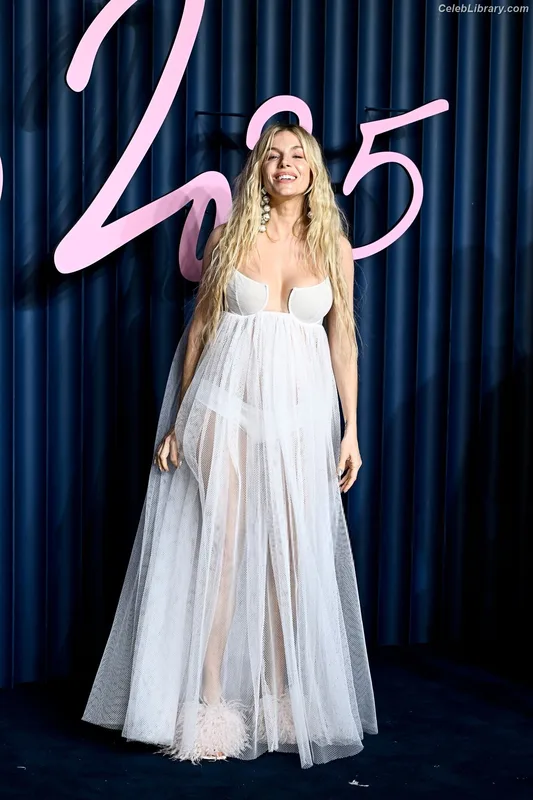 Sienna Miller photo 14 of 89