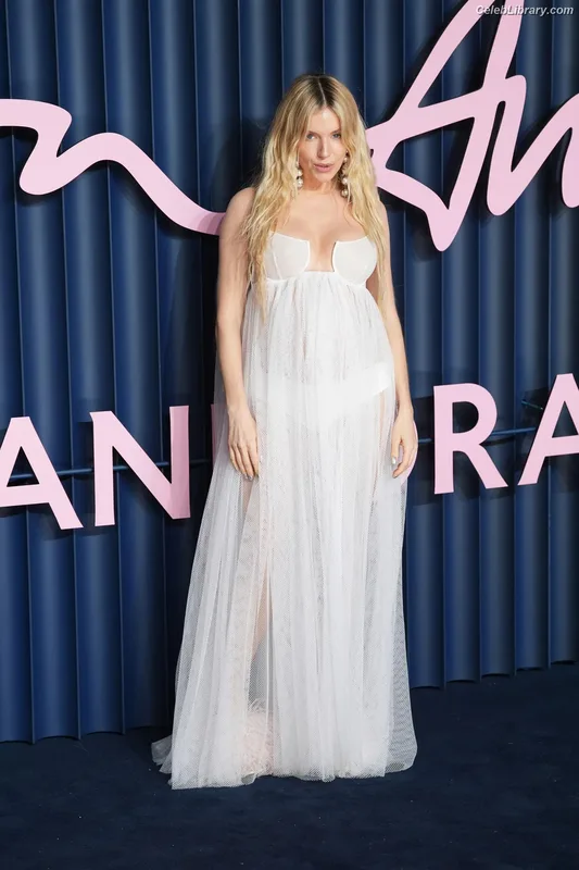 Sienna Miller photo 15 of 89