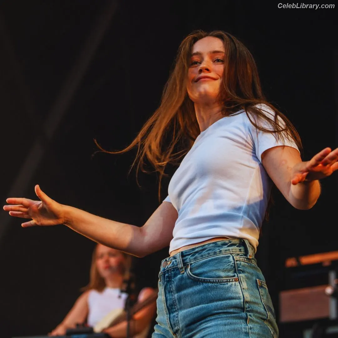Sigrid Solbakk Raabe photo 6 of 616