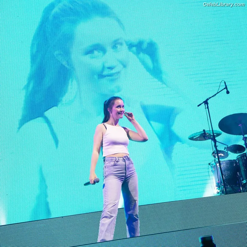 Sigrid Solbakk Raabe photo 7 of 599