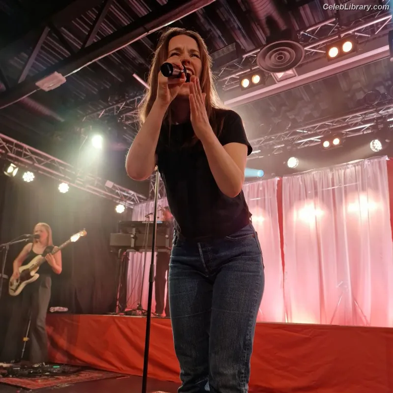 Sigrid Solbakk Raabe photo 5 of 599